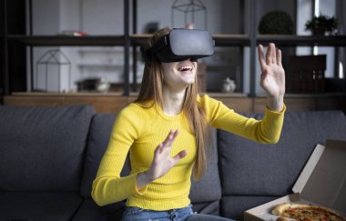Vr deneyimi sırasında havaya dokunan güzel bir kadın. Kız yiyor