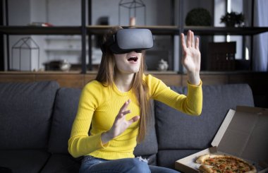 Vr deneyimi sırasında havaya dokunan güzel bir kadın. Kız yiyor