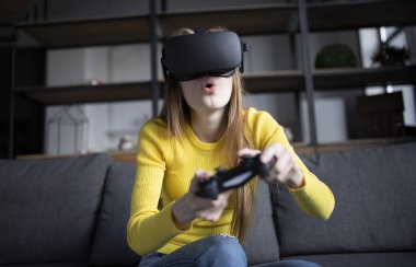 Sevimli kız konsolda oyun oynar. Vr deneyimi