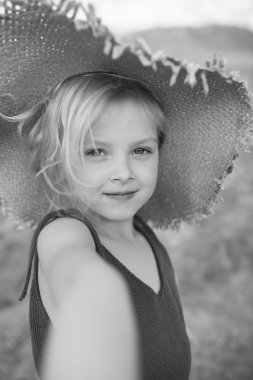 Siyah ans beyaz küçük sevimli kız bir backgro üzerinde şık giysiler