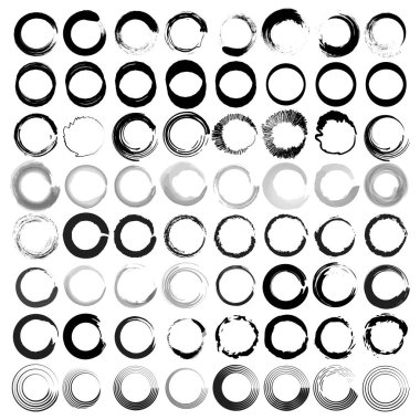 Büyük bir siyah boya koleksiyonu, mürekkep fırçası darbeleri, fırçalar, çizgiler, pislikler, daireler. Beyaz arkaplanda serbest çizim vektör çizimi izole edildi