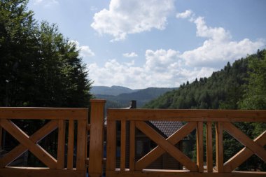 Mavi gökyüzü ile güzel yaz dağları