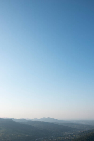 Красивые летние горы с голубым небом