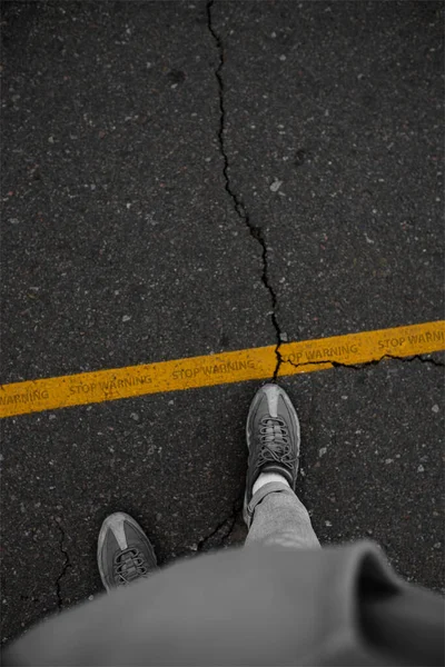 Não Cruze Linha Homem Tênis Lado Uma Linha Amarela — Fotografia de Stock