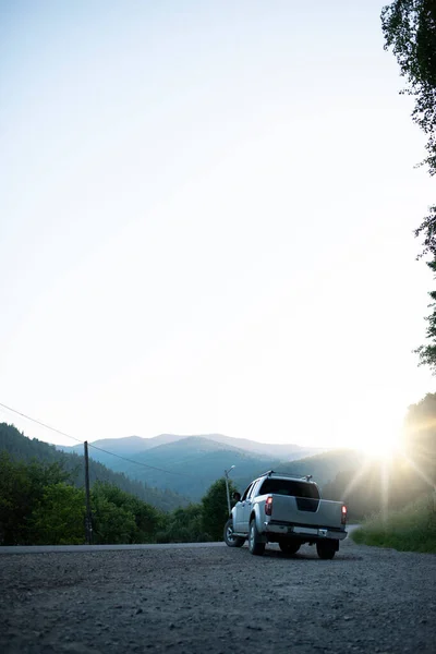 Camião Recolha Fundo Das Montanhas Com Brilho Sol Belo Carro — Fotografia de Stock