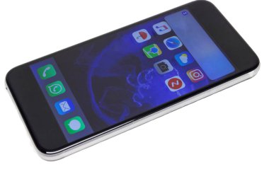 Siyah mobil akıllı telefon kadar sahte. Oyun tasarımı, akıllı telefon mobil uygulama tanıtım veya portföy örnekler için. Beyaz arka plan üzerinde izole bu smartphone mock-up. Keyfini çıkarın 