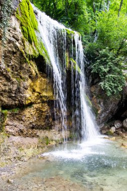 Şelale Jur-Jur yaz, yeşil yosun ve su, Kırım, Rusya Federasyonu. Ormanın içinde büyük bir taş üzerinden düşen su beyaz akarsu