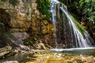Şelale Jur-Jur yaz, yeşil yosun ve su, Kırım, Rusya Federasyonu. Ormanın içinde büyük bir taş üzerinden düşen su beyaz akarsu