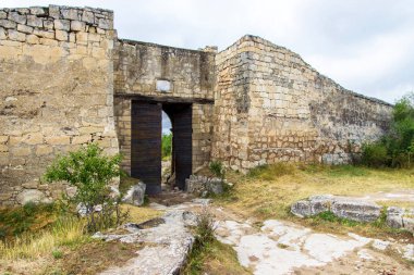 Eski terk edilmiş Dağ Town Mangup Kale görünümü.