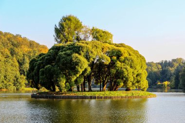 Parkta Tsaritsyno Moscow City güneş sonbahar