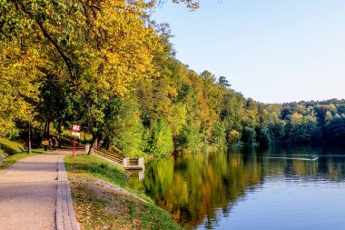 Parkta Tsaritsyno Moscow City güneş sonbahar