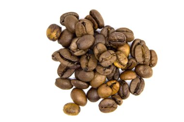 Kızarmış kahve çekirdekleri beyaz arka planda izole edilmiş.