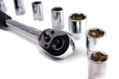 Beyaz izole arka plan üzerinde siyah saplı metal Alyan set