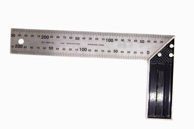 Beyaz arka plan üzerinde Metal mühendis köşe cetvel isoalted görünümünü