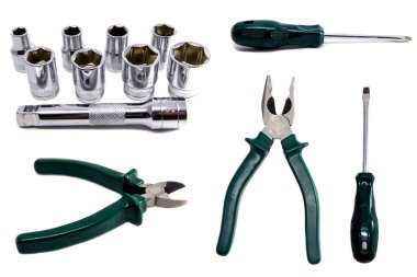 Beyaz arka plan üzerinde krom araçları kümesi.