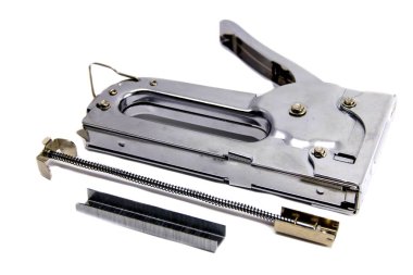 Beyaz arka plan üzerinde izole inşaat demiri zımba görünümünü