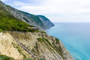 Dağ ve denizde yaz manzarası. Sukko, Anapa, Rusya Federasyonu.