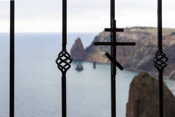 Spokojny widok na Saint George rock island na Krymie — Zdjęcie stockowe