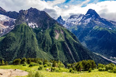 Büyük doğa sıradağları. Beyaz kar dağı veya yeşil alanlar, mavi gökyüzü arka plan ile volkan Elbrus amazing perspektif. Elbrus manzara görünümü - Rusya ve Avrupa'nın en yüksek zirvesi
