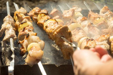 Izgara et kapatın. Hafta sonları lezzetli Barbekü.