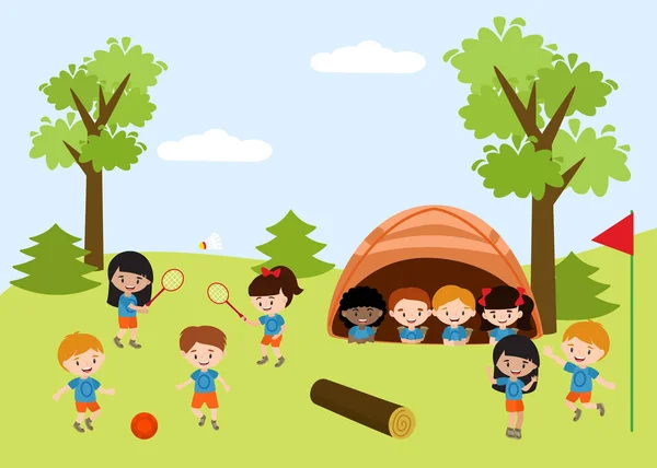 Niños campamento de verano educación publicidad folleto plantilla con ilustración de los niños al aire libre haciendo actividades en el camping. Niño jugando tenis, fútbol y sentado en la tienda. Personajes de dibujos animados vectoriales . — Vector de stock