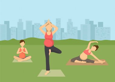 Şehir vektör illüstrasyon hamile kadınlar yoga. Doğum öncesi yoga, şehir manzarası ile yeşil çim üzerinde pilates sınıfı. Kadın düz karakterler egzersiz, yogi lotus poz namaste oturan.