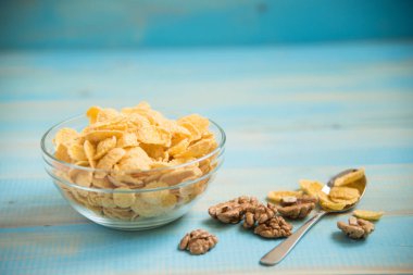 Cevizli cam kase lezzetli mısır gevreği