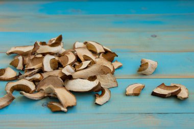 Kurutulmuş mantar, mavi ahşap bir masa üzerinde