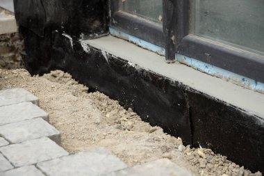 Katran ve rulo su yalıtımı sprey ile ev temel su yalıtımı