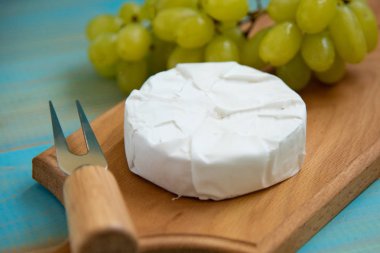 camembert peyniri ve üzüm için bir çatal ile