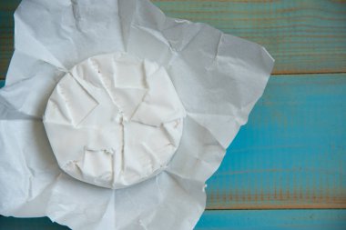 eski mavi ahşap arka plan üzerinde camembert peyniri