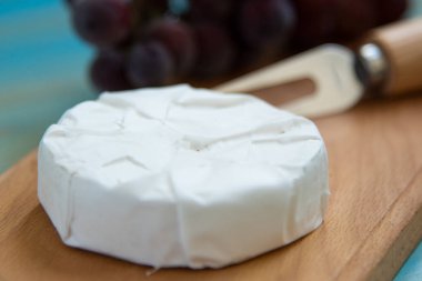 camembert peyniri ve üzüm için bir çatal ile peynir