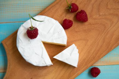 ahududu ve üzüm tabloyla camembert peyniri