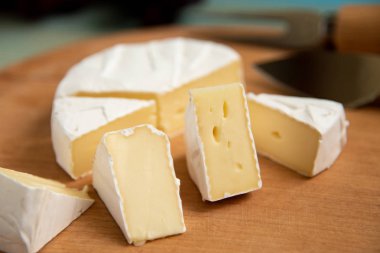 ahududu ve üzüm ile üzerinde camembert peyniri