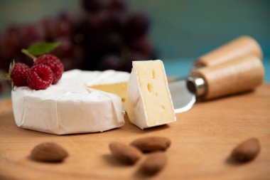 camembert peyniri ahududu ve fındık, melanj