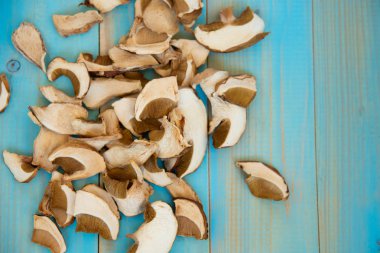 Kurutulmuş mantar, mavi ahşap bir masa üzerinde