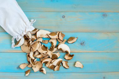 Kurutulmuş mantar, mavi ahşap bir masa üzerinde
