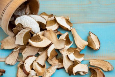 Kurutulmuş mantar, mavi ahşap bir masa üzerinde