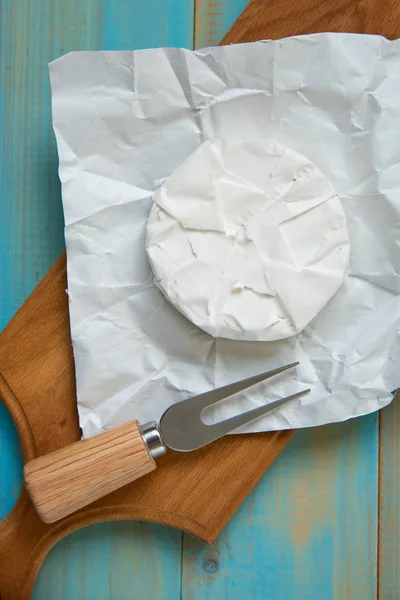 Sýr camembert s vidlicí pro sýr — Stock fotografie