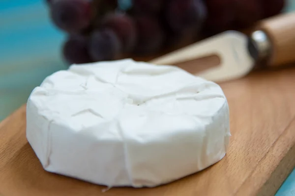 Sýr camembert s vidlicí pro sýr a hroznů — Stock fotografie