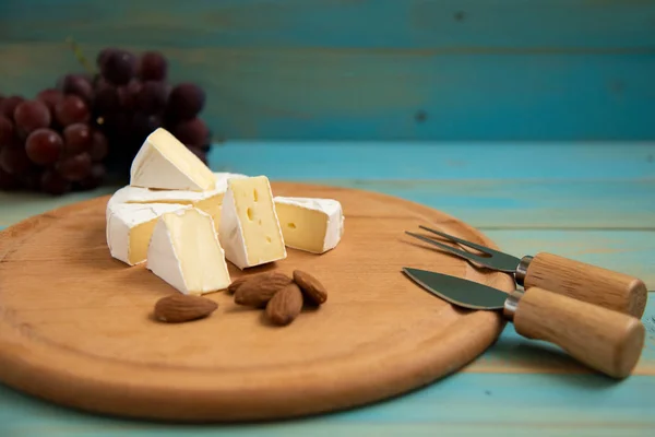 Fatias de camembert de queijo — Fotografia de Stock