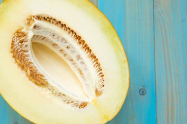 rustik, mavi ahşap arka plan üzerinde yarım olgunlaşmış kavun