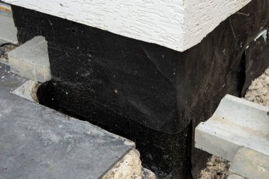 House foundation tar sprey ile su yalıtımı