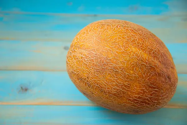 Melón orgánico fresco sobre fondo azul, espacio para copiar — Foto de Stock