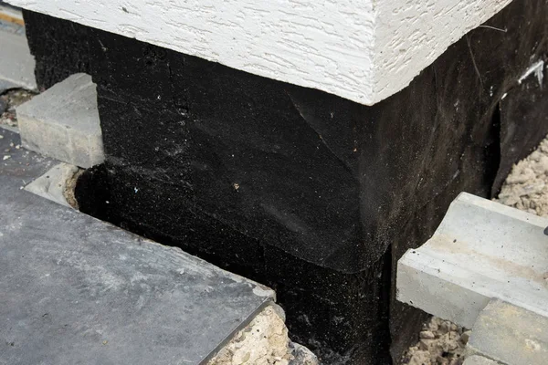 House foundation tar sprey ile su yalıtımı — Stok fotoğraf