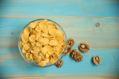 Lezzetli mısır gevreği ceviz witt cam kase