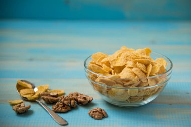 Cevizli cam kase lezzetli mısır gevreği