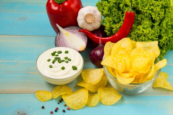 Crispy potato chips in a glass bowl — Stock Photo, Image