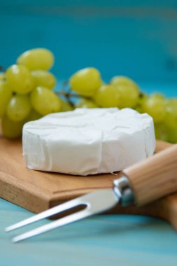 camembert peyniri ve üzüm için bir çatal ile