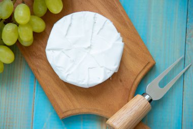 camembert peyniri ve üzüm için bir çatal ile